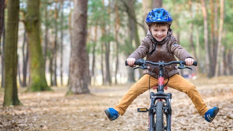 Trẻ em mấy tuổi nên đội mũ bảo hiểm, an toàn khi tham gia giao thông?