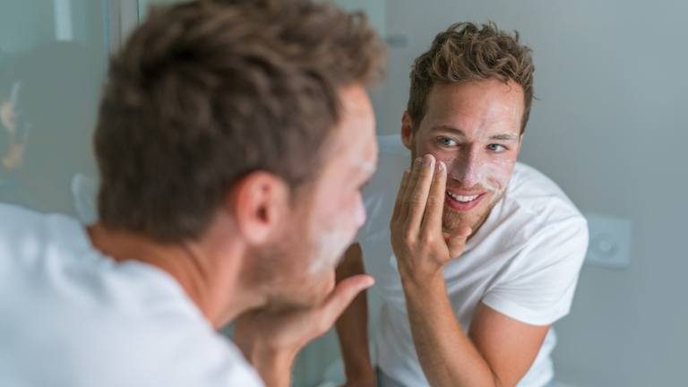Top 8 sữa rửa mặt cho nam da nhờn và mụn tốt nhất hiện nay