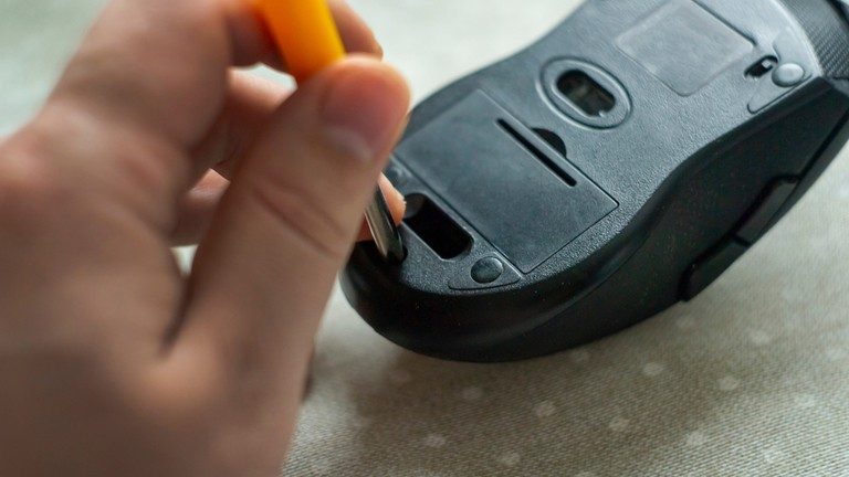 Chuột không dây không sáng đèn, xử lý ra sao?