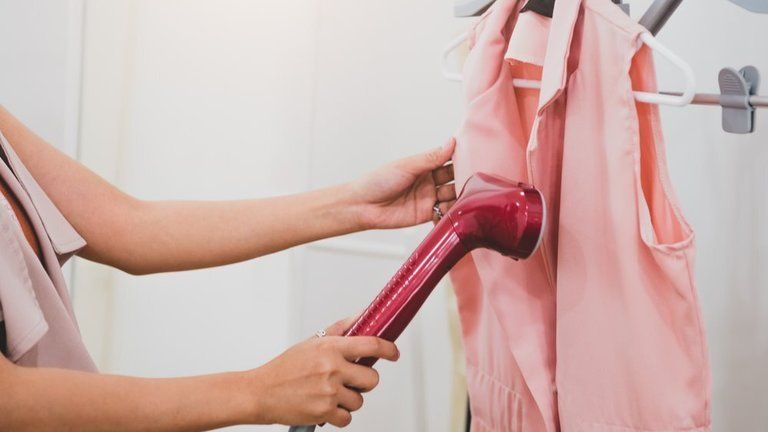 Bàn ủi hơi nước đứng có chức năng kẹp ly có tốt không? Top 5 bàn ủi hơi nước đứng tốt nhất 2022