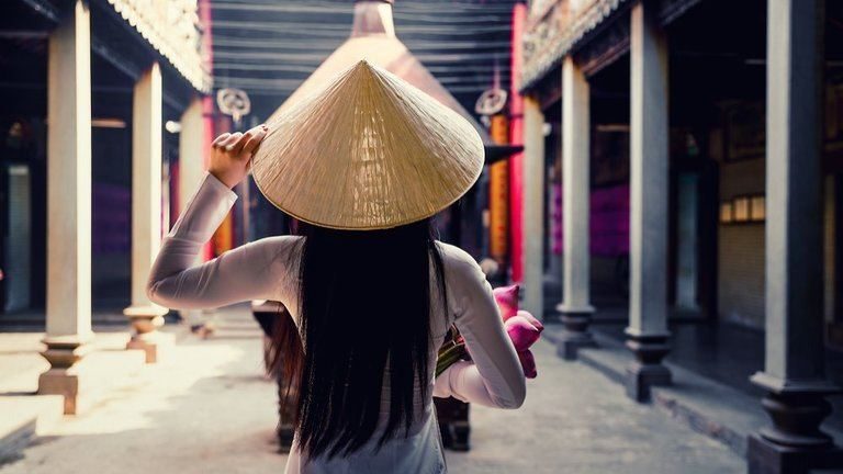 Những phụ kiện áo dài cổ thuyền giúp bạn trở nên duyên dáng hơn