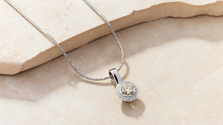 Bạc PNJ có tốt không? Đeo có bị đen không?