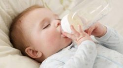 Có nên cho trẻ bú bình không có sữa? Lưu ý nào khi cho bé bú bình